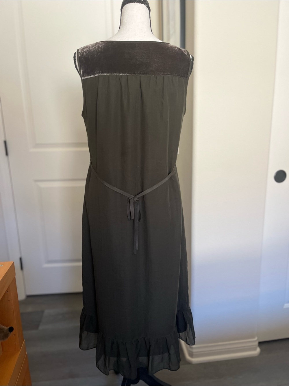 Banana Republic brown V-Neck Sleeveless Midi Dress size 6 - Picture 3 of 8